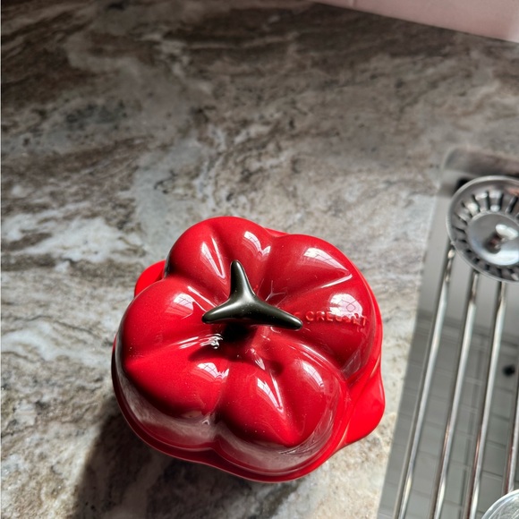 Rare Le Creuset Red Pepper Casserole Petite - Picture 2 of 4